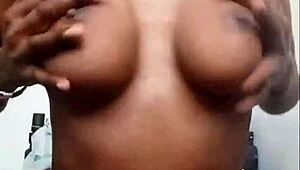 Jeg blev fanget i at fingerere min våde fisse 😳