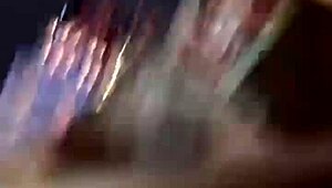 Latina tatilde eski sınıf arkadaşını odaya fitness masajı için çağırıyor