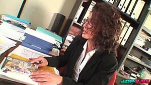 Madura puta doblada para anal sucio en perrito rápido con falda