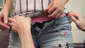 Милая крошка, раздвинь пизденку и лишись девственности прямо сейчас