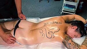 Erkek masör dövmeli kıza masajdan fazlasını veriyor