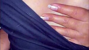 Nossa, essa gata desi de fantasias se abaixa de quatro mostrando bunda e peitos lindos pela 1ª vez! 😍