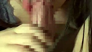 18-årig amatør gothpige giver seriøs blowjob i erotisk lingerie forfører med opadvendte øjne til håndjob og sæd i mund