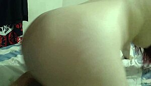 Mando por engano um vídeo quente pro meu padrasto e agora ele me fode o cu com creampie.