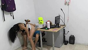 Hé voisin, je peux emprunter ta bite ? Je serai toute soumise et lente pour ça