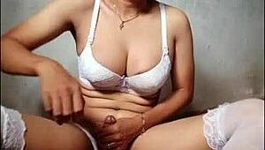 لماذا هذه المتحولة السوداء بالحجاب الزانية تتماين حتى تنيج؟