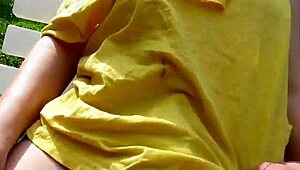 Kenapa Erika tanggal bogel di taman, memamerkan tetek besar sebagai isteri exhibitionist?