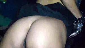 Ei, quer ver buceta peluda upskirt piscando no público? Doces ou travessuras com pés e axilas fetiche ao ar livre