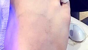 Quer ver essa travesti fazendo pedicure num fetiche quente de pés?