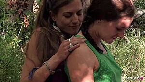 Twee magere hippie chicks 18+ ontdekken eerste keer intense outdoor lesbo seks met bosrijke kutjes slappe hang tieten okselhaar en slordig poeslikken