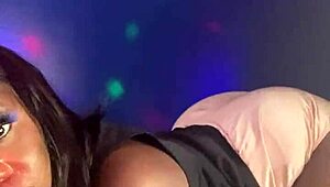 아름다운 아가씨 솔로 캐스팅에서 예쁜 보지 드러냄