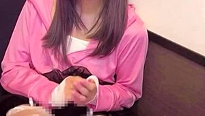 Zo geil van kijken naar schattige Japanse crossdresser die rukken met netje op z'n kruis