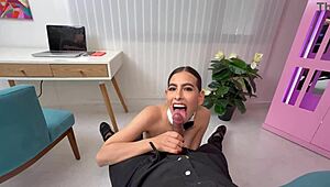 大きな乳のラテン秘書がモンスター黒チンポのボスにオナニー現場をバレて、オフィスで必死に騎乗して仕事を守る激しい異人種ロールプレイ