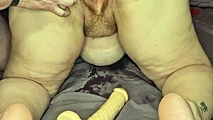 Milf curte brincadeira com dildo grande de forma sutil