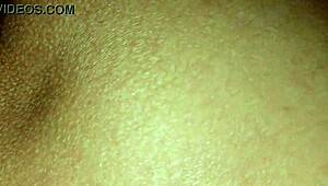 La historia avanza con un hombre admirando las curvas de su esposa mexicana.