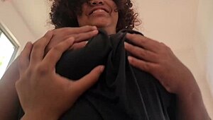 Hey, Bu Büyük Memeli Üvey Annenin Odama Gizlice Girdiğini ve Vahşi Eğlence İçin Geldiğini Kontrol Et