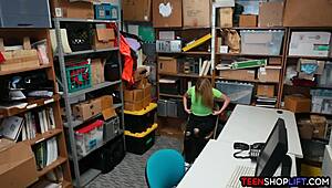 Teinityttö varas toivoo vartijan huomaavan hänet riskialttiissa kauppa seikkailussa