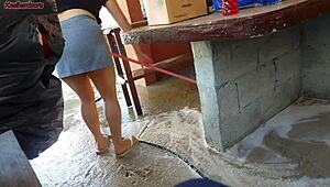 Γεια, η γυναίκα μου έφυγε οπότε η κοντή ζεστή υπηρέτρια άρπαξε το καυλί μου και το έβαλε μέσα της στον κήπο 😈