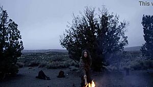 ファンタジー裸の乙女たち、キャンプファイヤーシーンでコスチュームと屋外ソロアクション見て