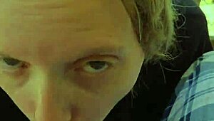 Amatérska milf dáva chudý blowjob s cum swallow, kým fajčí