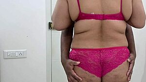 Tänk om bikini-klädd svart tjej med stora naturliga tuttar ger maken spännande handjobb