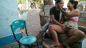 Amateur dikke kont krijgt hardcore neuk na likken natte kut voor fooi van bezorger