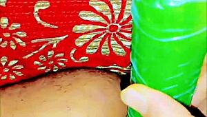 귀여운 이국적 노예가 집에서 오이로 섹스 탐험