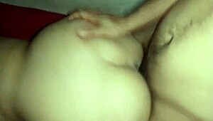 仕事から疲れて帰ったら、新妻が裸で尻を突き出して待ってて、4で棒を力強く突っ込んでこの売春婦の尻を叩いてミルクをたっぷり注いだ