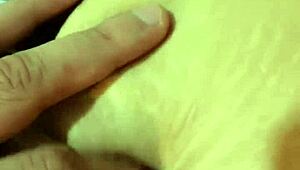 Eh... me encanta explorar su ombligo profundo con las manos, es tan bello y sexy...