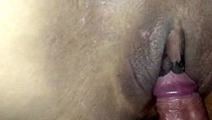 헤이, 이 섹시 면도보지 타이트 젖은 오르가즘으로 하드 크림파이 당하는 거 봐 😏