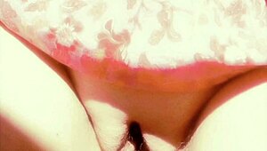 Imádom mutogatni a hatalmas duzzadt puncim ajkait, mint egy érett feleség házi videókon villogva