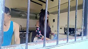 Har du set skønhed og udyret, hvor en grim gammel mand knepper en smuk fyldig stor røv kvinde med sit monster pik udendørs?