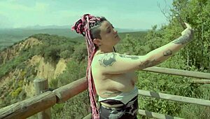 Jeg knepper en influencer med store patter udendørs i doggystyle foran udsigtspunktet!