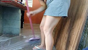 Tako sem vzburjen, ko moja krivuljasta brazilska hišnica zgrabi moj velik kurac, medtem ko je žena zunaj, liže in jebe trdo na dvorišču