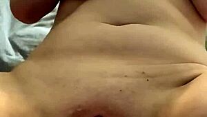 Aficionada con tetas perforadas naturales se mete bragas en coño hinchado y húmedo para masturbarse a tope