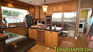 חובבנית בת 18+ רוכבת על זין שחור גדול אחרי אצבעות