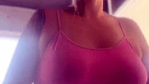 아마추어가 큰 엉덩이에 엉덩이 플러그 꽂고 헬스장 가서 야외 페티시 즐기다 젖은 보지로 애널 준비