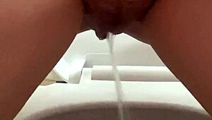 Å mann, jeg kompilerte disse hete pissescenene fra min pene rosa fitte... alt vått og dryppende