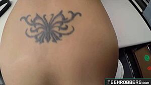 Agente, mi scopi a pecorina forte? Sono la tua carina timida ladra 18+ Lilly Hall.