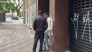 Bintang porno Brasil jemput lelaki bertopeng untuk seks gay mentah di dataran Sao Paulo dengan deepthroat dan telan semen.