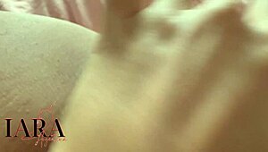 집에서 혼자 좁은 보지와 큰 젖꼭지로 이웃 생각하며 자위해