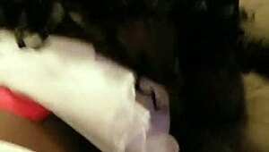 Fan kolla min flickvän djuphalser den svarta kuken som proffs