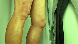 Sintiendo la emoción al pajear mi gran polla al aire libre en público exhibiendo