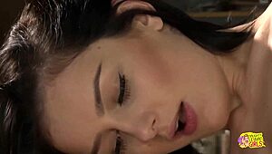 Morenas taradas animam loira com threesome lésbica quente e lambida no cu