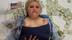 Oh uomo, urlo mentre mi puniscono la figa e il culo forte, tutto per quei milioni di dollari...