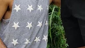 Hey, denne amatør babe suttede den hængende bonde midt på vejen mens hans ven filmede alt