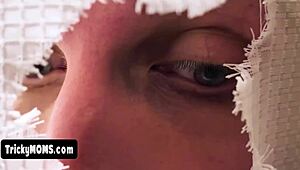 Зачем сопротивляться этому душ-глорихоул с мачехой, когда запретный трах в ванной так соблазнителен?