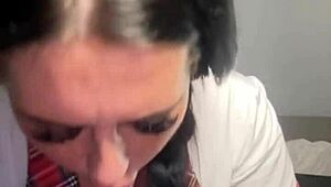 Geile Britse meid 18+ klaarkomt met toys in solo webcam