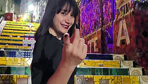 Paula de jonge 18+ Braziliaanse slet kreunt luid terwijl ze haar strakke kontje gaapt op enorme lul.