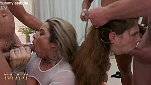 Jeg føler den intense lidenskapen når blonde analdronninger Alice Maze og Victoria Dias knytter hverandres store ræver, så tar de på seg het 5 på 2 med dap, rimming og fotjobber som leder til eksplosive orgasmer.